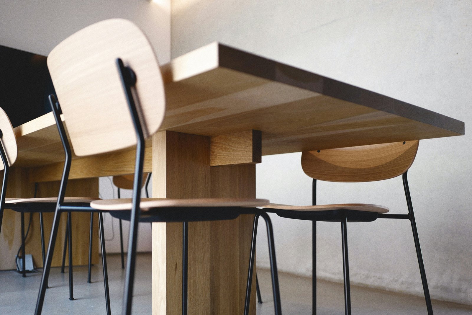 Stuhlgestell mit sichtbaren Verbindungen zwischen Beinen und Sitzfläche