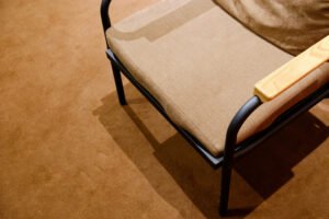Stuhlbein mit verstellbarem Möbelgleiter auf glattem Boden